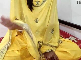 Изменяющая индийская бхаби с большой жопой жестко трахают Деввар!