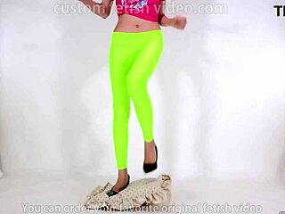 สาวสวยยั่วเย้าด้วยส้นสูงบนเบาะนุ่ม