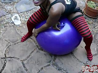Só relaxando com essa ebony exótica pulando num balão fetiche looner.