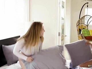 나 보고 있어, 이 대학생 레즈비언들이 보지 핥기로 시작해서 엄마랑 야생 쓰리섬으로 변해