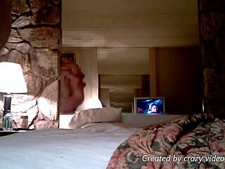 Kész ez a dögös szőke MILF a baszásra?