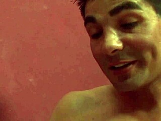 마른 브루넷 애인이 털난 보지를 세게 박아요.