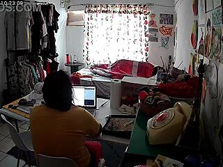 Padrastro espía a hijastra curvilínea durante el homeoffice