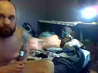 Brunette panas menggoda tetangga pria seksi ke mainan panas di kamar tidur