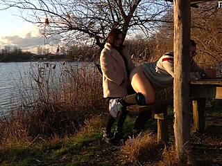 مص علني وتثبيت مكثف من الدومينا على شاطئ البحيرة