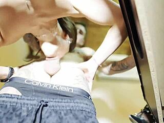 Mladá a milfka sa stretnú v divokej talianskej skupinovke, kto dominuje v 3 na 2?