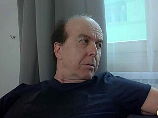 Mlada rjavolaska zadovoljuje dva dedka z vročim footjobom in pičkinim cumshotom