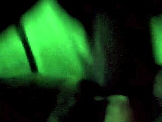 彼女の太いマンコにクムが滴るクローズアップ