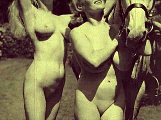 Хей, виж тази винтидж космата путка във ретро красотата! 😍