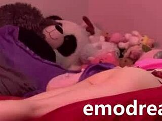 Cewek Mungil Liar Pamer Kaki dan Diikat Buat Senang-senang