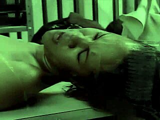 Gadis ebony tak mahu hilang kerja, jadi dia dapat cumshot selepas blowjob.