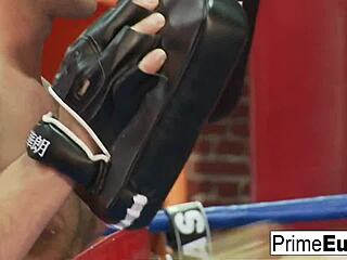 ブロンド、興奮したボクシングコーチと蒸し暑いセッションをこっそり。すぐに汗だくに。