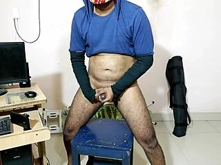 i'm watching hot porn on my phone and almost cum in my hand