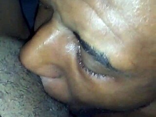 Limbă udă linge spermă de pe pizdă apoi pupă la revedere