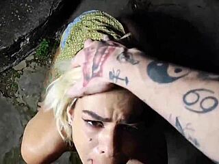 Pulamos no quintal abandonado pra ela me mamar gostoso, que delícia de boquete profundo! 😜