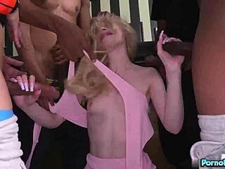 Magere blonde Emma Starletto wreekt zich op vriendje door gang grote zwarte pikken te zuigen