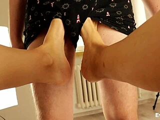 Amateur MILF gives FOOTJOB FUCK on sexy soles. CUMS on feet.