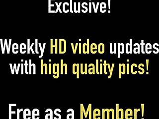 בוגרת ויקי וט עם שדיים ענקיים מגרה את עצמה לגמור סולו בחדר אמבטיה.