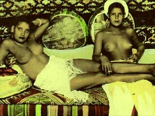 Lord George Herbert ile Moorish haremde bir gece, vintage tüylü aksiyona dalıyor. İlk bölümde ateşli retro sahneler.