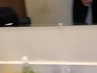 האח החורג שלי מרגל עליי בביקיני - מה חרמן!