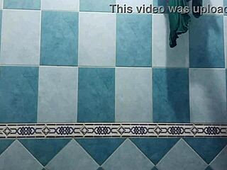 Terhes mexikói Karmica elkapva zuhanyozás közben strand után