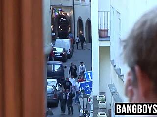 Hé, groupe de twinks reçoit une pipe chaude avant chevauchée à cru hardcore