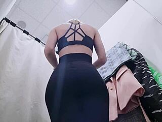 好奇公共更衣室里短裙低角度会发生什么？