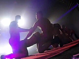 כוכבי פורנו משחררים אורגיה פרועה במועדון לילה