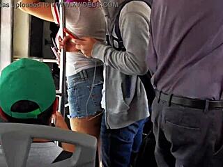 Oye, mira a Daniela seduciendo a un desconocido en el metrobús para invitarlo a casa