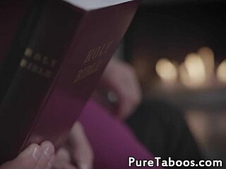 Drobná 18+ mladá holka prstována a masturbována v misionářské pozici během divokého trojčlenného drilování kundičky