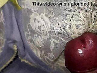 我有时用我最好朋友的内衣自慰