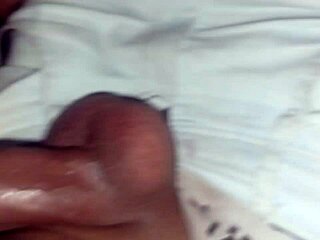 essa branquinha dando gostoso pro novinho no swing