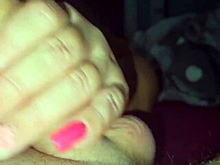 Maćeha hrabro pokazuje kako da joj se jebe lice i pička