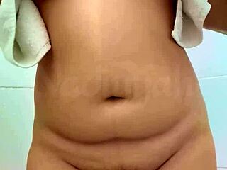 Arabska lepotica draži z velikimi cicami po prhanju