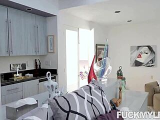 Вау, неуредни пољупци се загревају са Ryder Skye у кухињи!