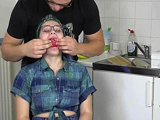 İnliyor, Sürtük Genç Kadın Luna Grey İp Bağı ve Tıkaçla