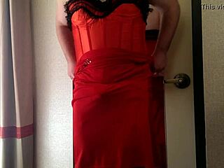 Crossdresser Gay Buat Striptis Menggoda Dalam Bilik Hotel