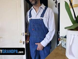 この金髪の若い子が爺さんを禁断の遊びに誘う