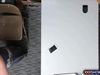 Mi marido me ignora, me taladro con dildo gigante para corrida en coño peludo