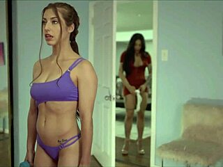 हॉट ट्रांसजेंडर बेब क्यूट लड़की को स्टीमी सीन में डомिनेट करती है