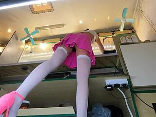 Bu tatlı 18’lik esmeri iş yerinde gizli kamerayla etek altından izlemek beni çok azdırdı