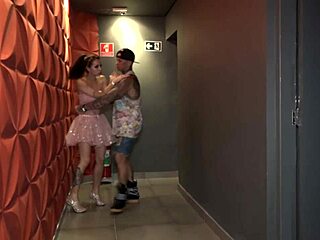 Jhonny Gab domina a jovem Teh Angel em sessão oral selvagem