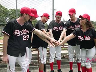 Béisbol que puede complacer a una mujer mayor de una manera muy poco convencional pero muy emocionante