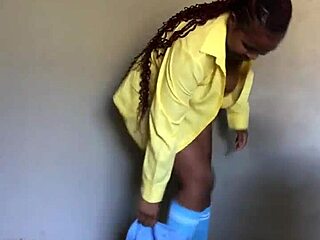 Naughty ebony nevlastní sestra svádí nevlastního bratra doggystylem a výstřikem 😈💦