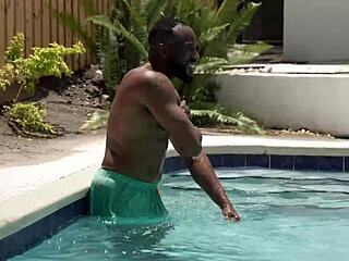 私のきついマンコが彼の大きな黒いチンポを握って中に留まるまで