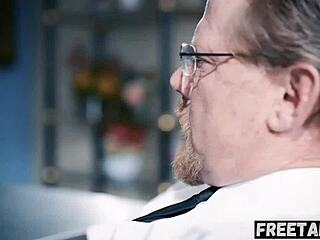 Hej, jak ten zkorumpovaný biskup podvedl drobnou 18+ Latinu Alinu Lopez k sexu?