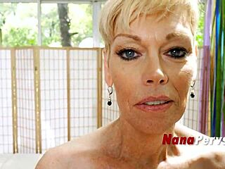 Stará babička Errika Ryko touží po mladým ptákovi v tabu akci