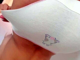 Горещата Зора мастурбира сама с див дилдо