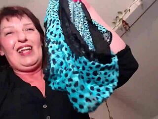 Giantess Dawn piège le voisin sous sa culotte géante