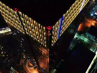 Линда Хьюстон танцует голой с сексуальными латинскими движениями